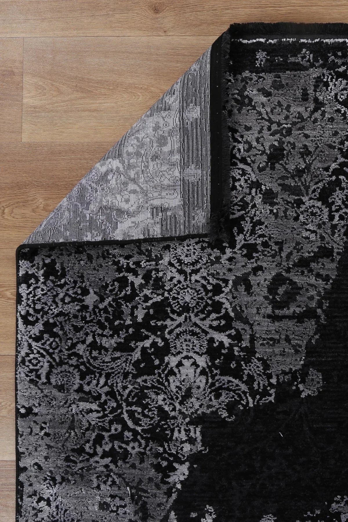 Brooklyn 400 Silver Medallion Rug