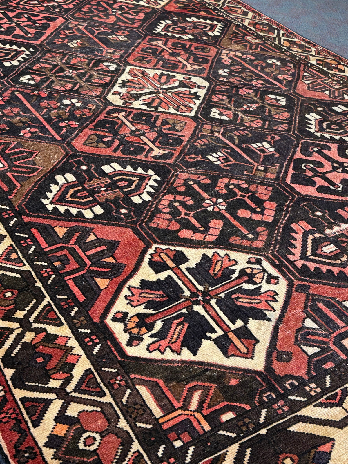 Bakhtiari Rug  - 297 cm x 200 cm