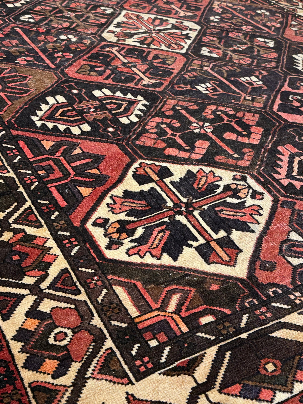 Bakhtiari Rug  - 297 cm x 200 cm