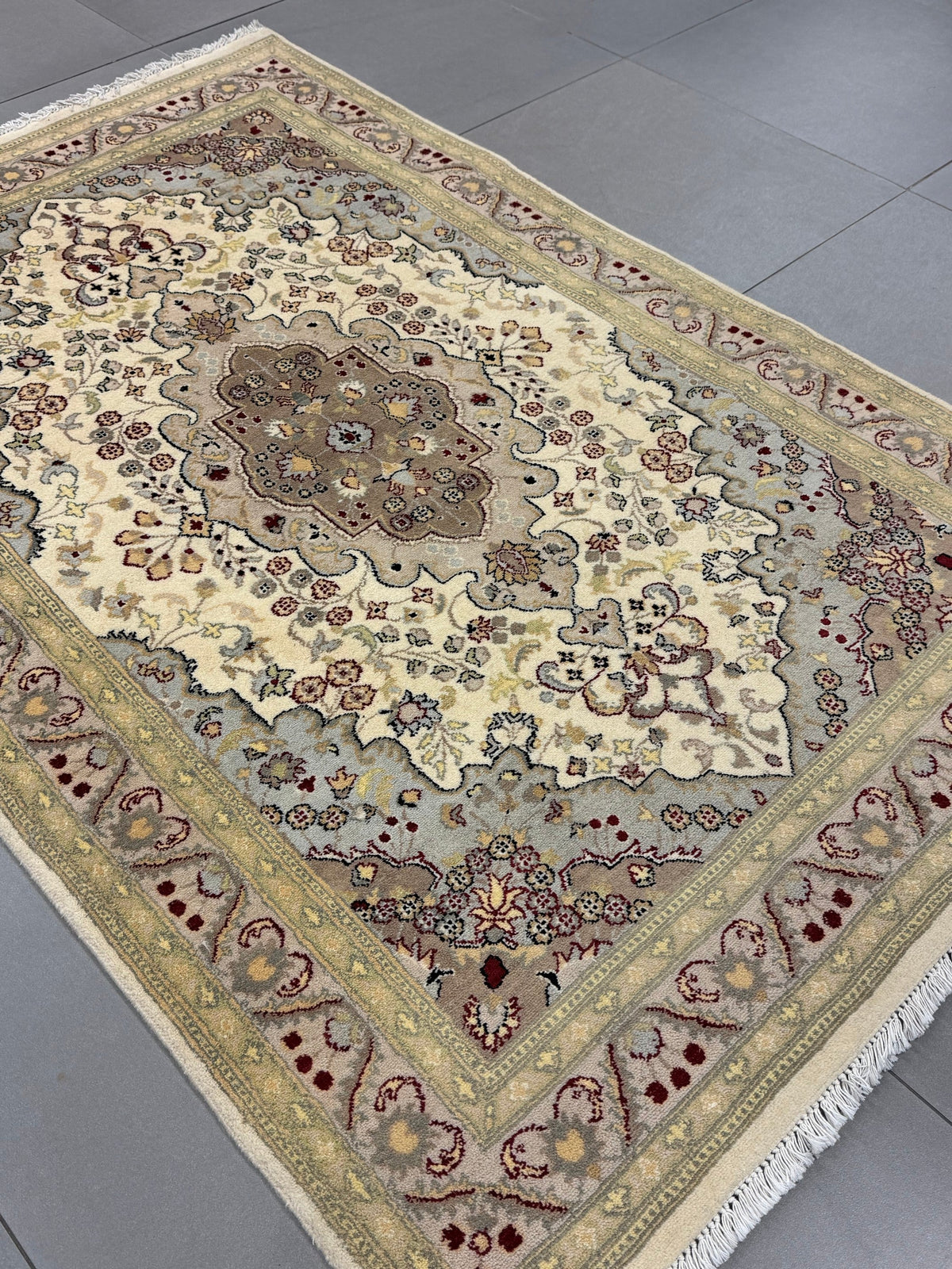 Kashmiri Rug - 184 cm x 119 cm