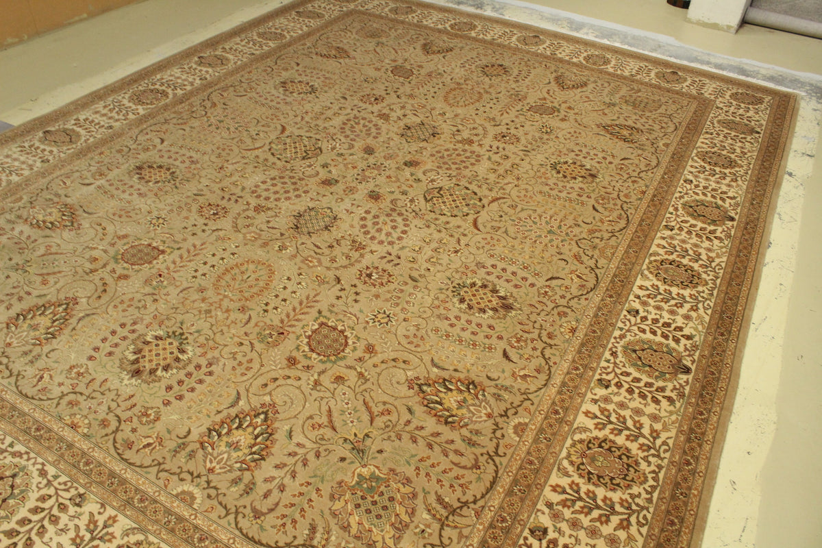 Kashmiri Rug - 365 cm x 277
