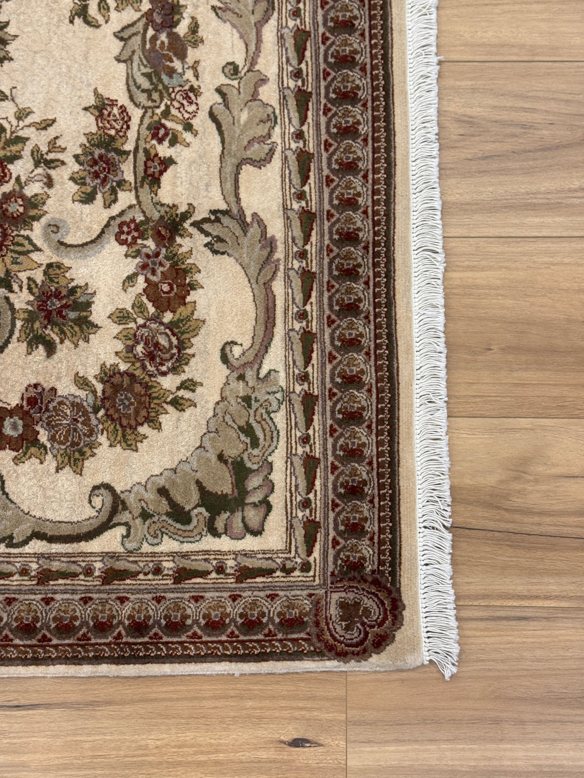 Kashmiri Rug - 275 cm x 182 cm